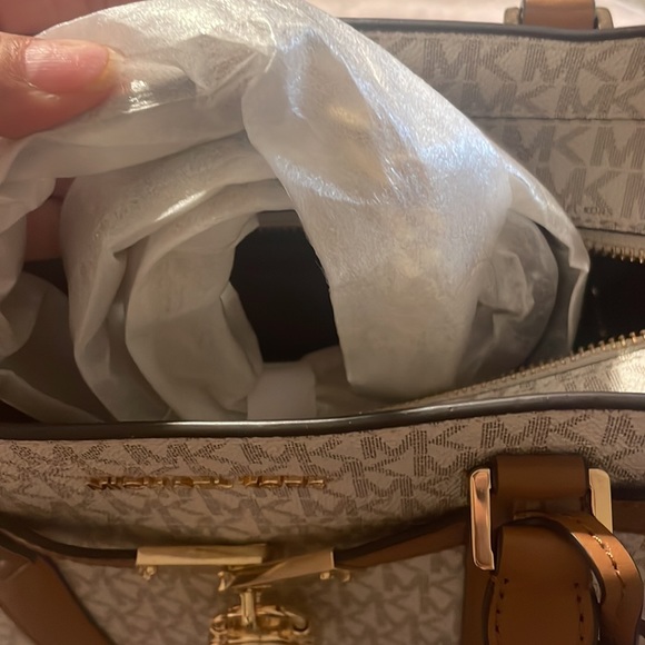 Michael Kors
Nouveau Hamilton Handbag!! - Picture 2 of 6